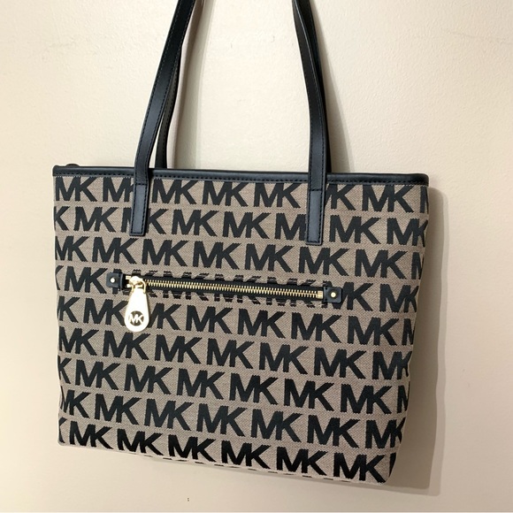 MICHAEL KORS Montauk Medium Signature Black/Brige Canvas Fabric Tote - Picture 2 of 14